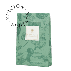 ESSENTIAL THE CHRISTMAS DOG PRESENT