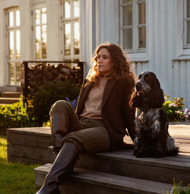 Lifestyle_Image-107_Dog_and_owner_by_house_in_sunset_Original_format_Highres_jpg