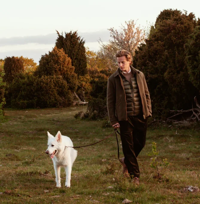 Lifestyle_Image-109_Dog_and_owner_walk_in_the_hills_Original_format_Highres_jpg